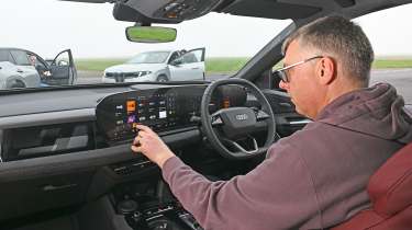 Audi SQ6, передний ряд