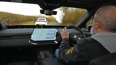 BMW iX3 в движении