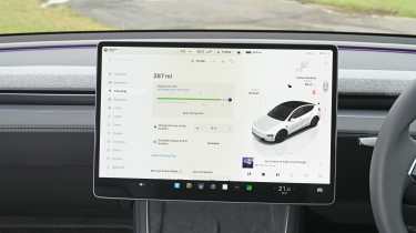 Tesla Model Y, экран мультимедиа