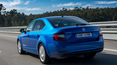 Skoda Octavia 2017 в движении, вид сзади