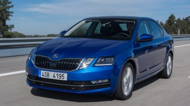 Skoda Octavia 2017 в движении, вид спереди