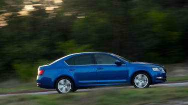Skoda Octavia 2017 в движении, вид сбоку