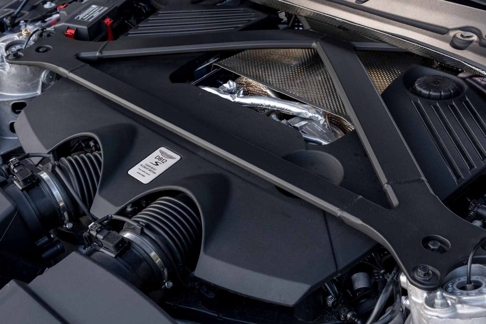 Aston Martin DB12 S в движении
