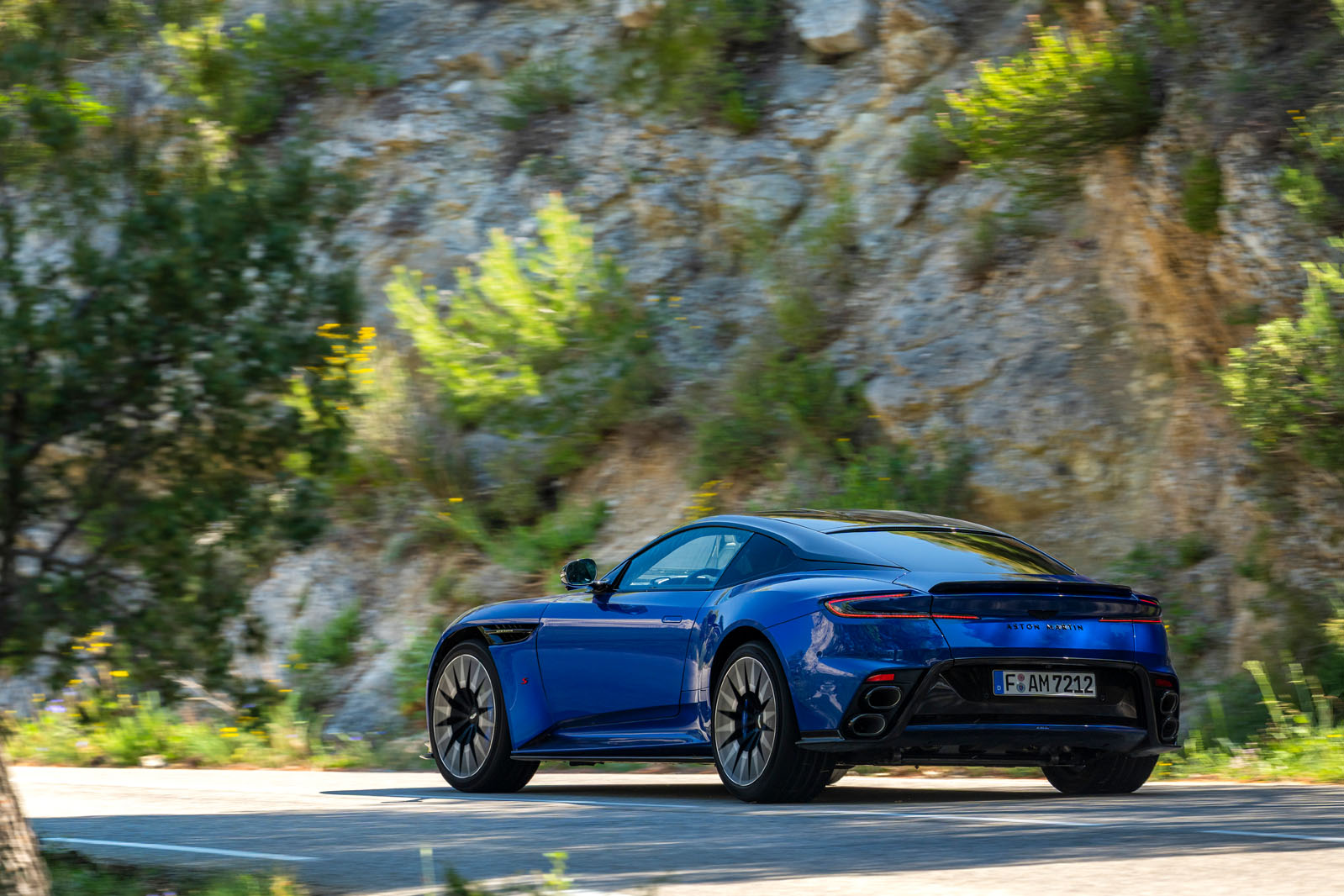 Управляемость Aston Martin DB12 S