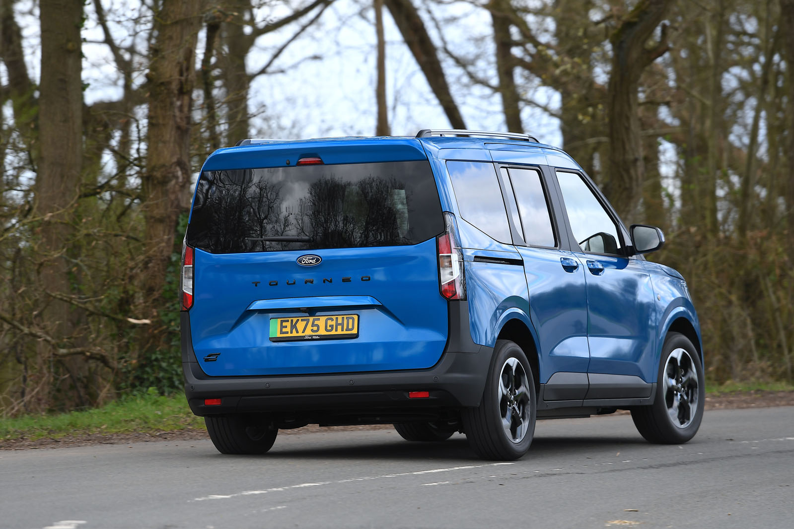 Ford E-Tourneo Courier в движении