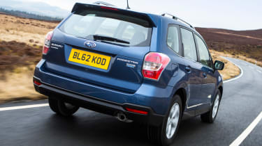Subaru Forester Mk4, вид сзади в движении