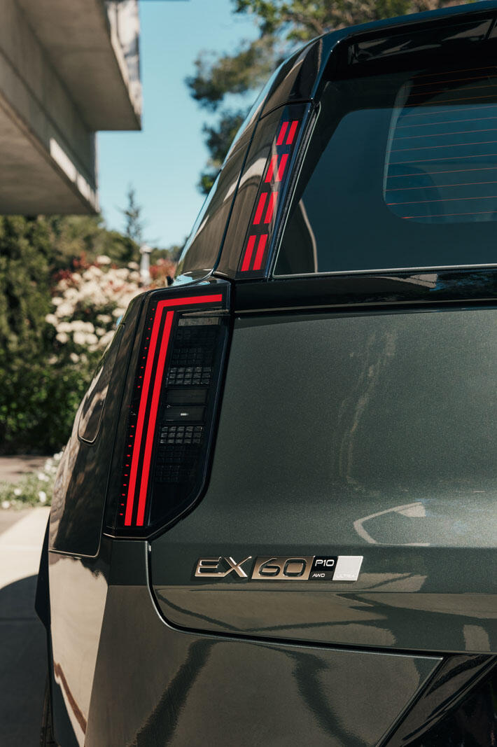 Задняя оптика Volvo EX60