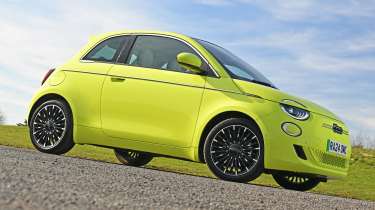 Fiat 500e статично спереди