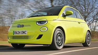 Fiat 500e спереди