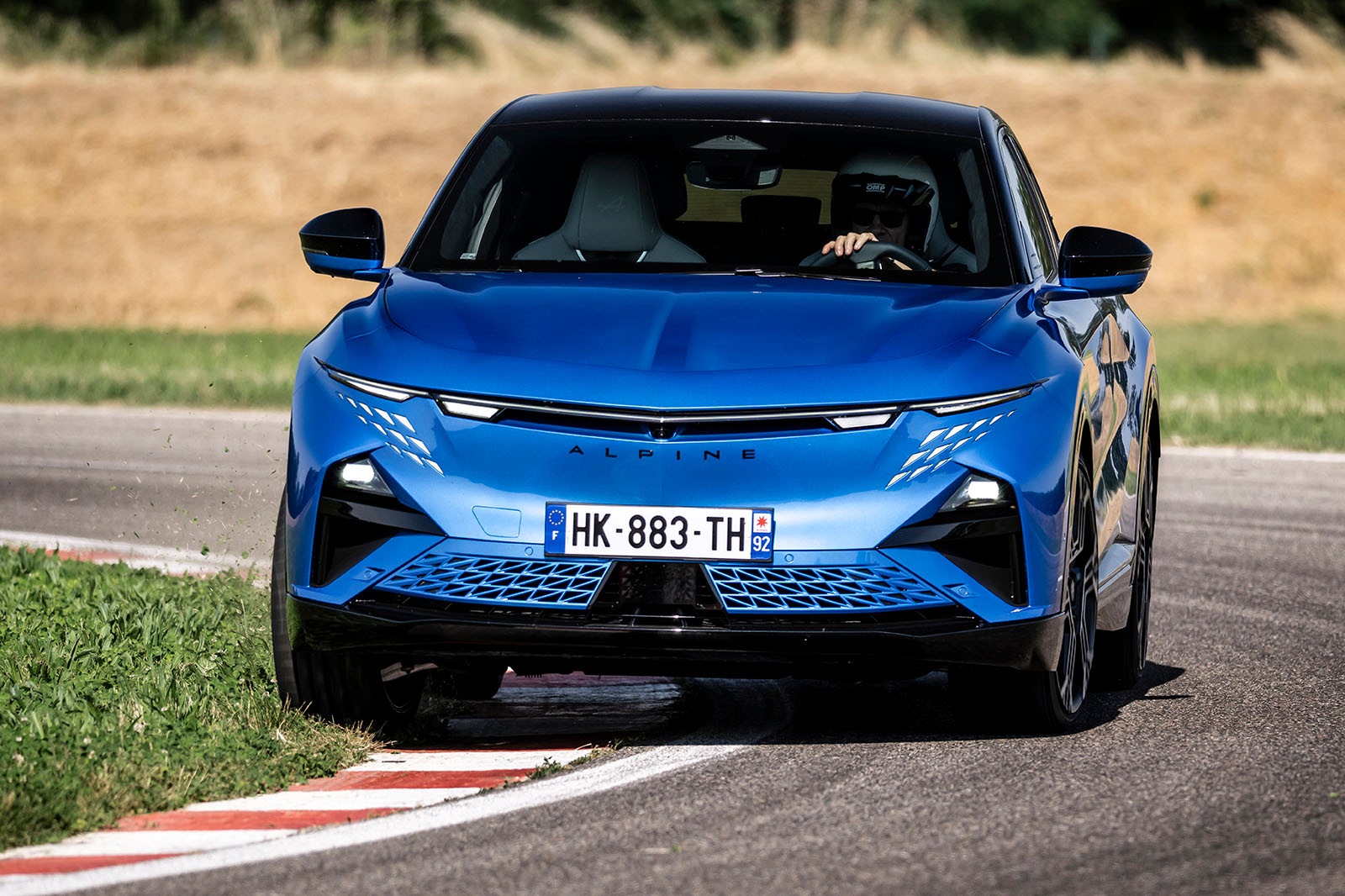 Alpine A390 GTS на дороге