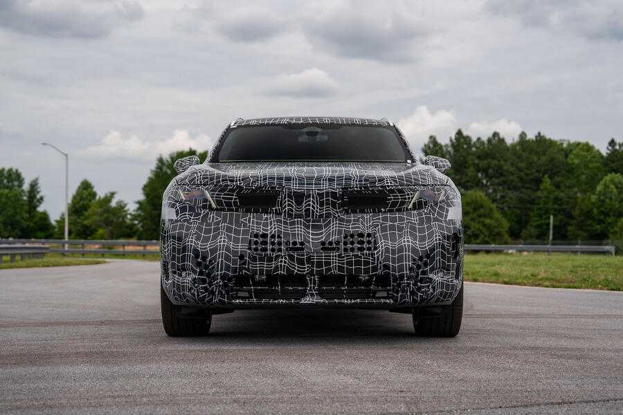 BMW iX5 в движении