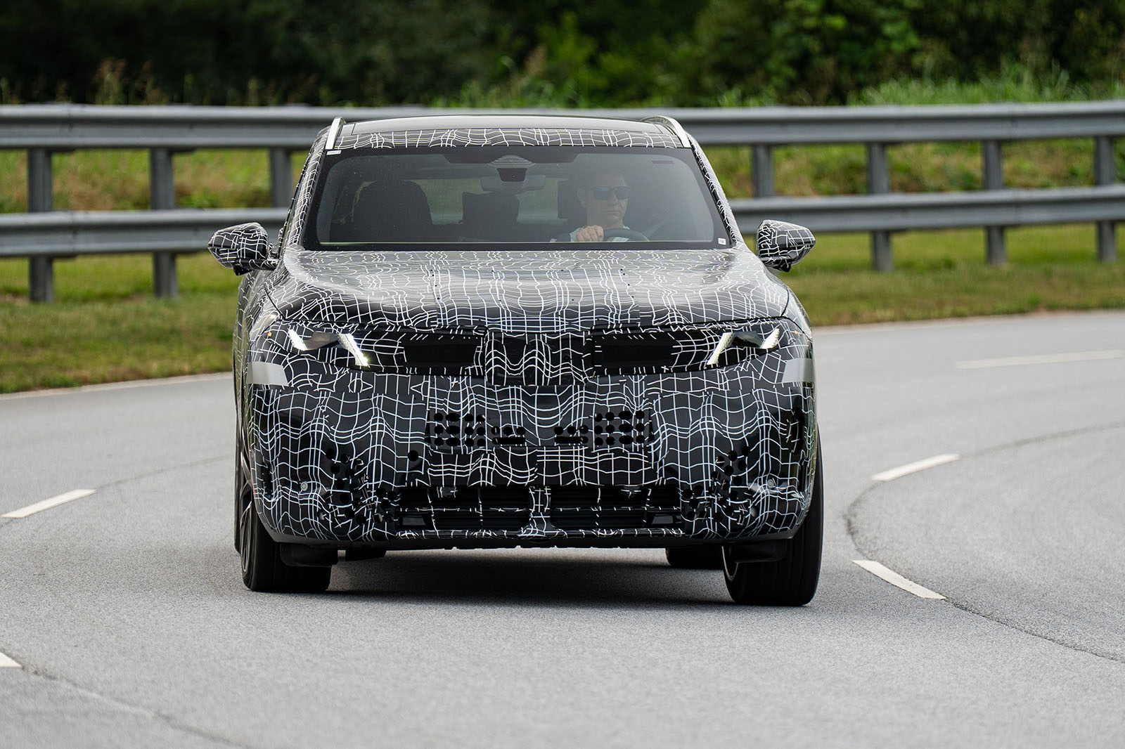 BMW iX5 в повороте