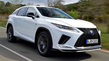 Lexus RX 450h F Sport спереди в движении