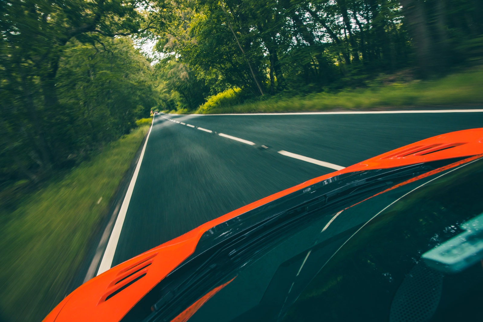 Ferrari 296 Speciale A на извилистой дороге