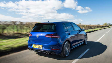 Volkswagen Golf R 2017 сзади в движении