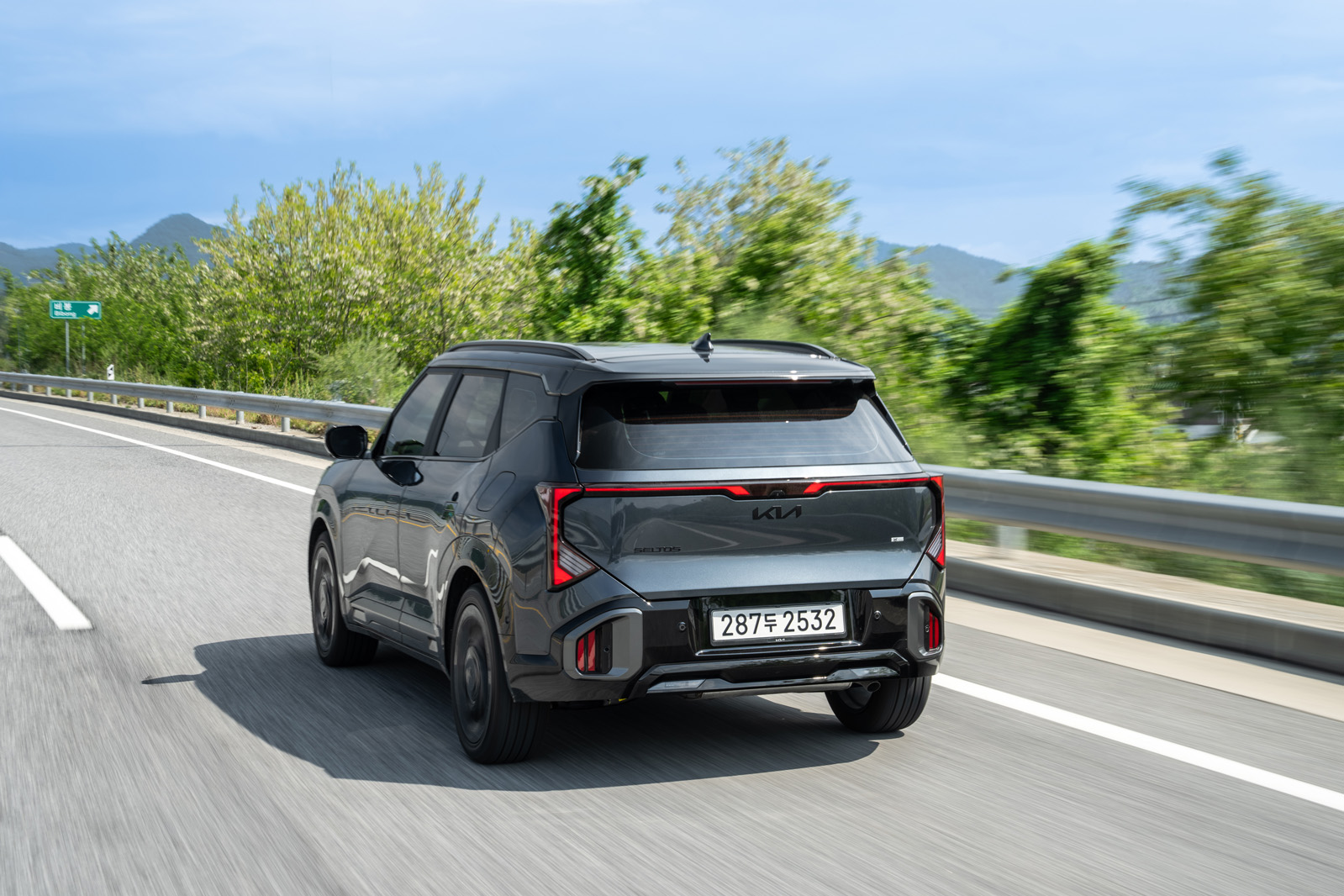 Kia Seltos HEV вид сзади