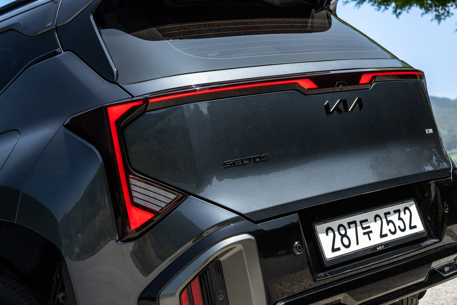 Kia Seltos HEV задняя световая полоса