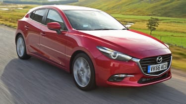 Mazda 3 2016 в движении спереди