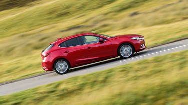 Mazda 3 2016 в движении, вид сбоку
