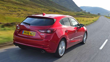 Mazda 3 2016 в движении сзади