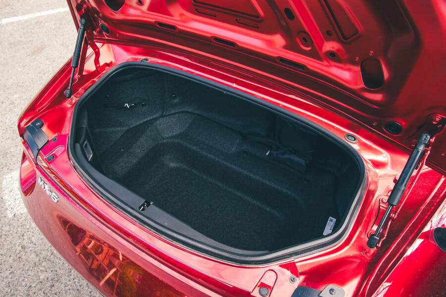 Салон Mazda MX-5 крупным планом