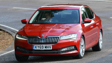 Skoda Superb в повороте