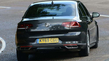 Volkswagen Passat сзади в движении